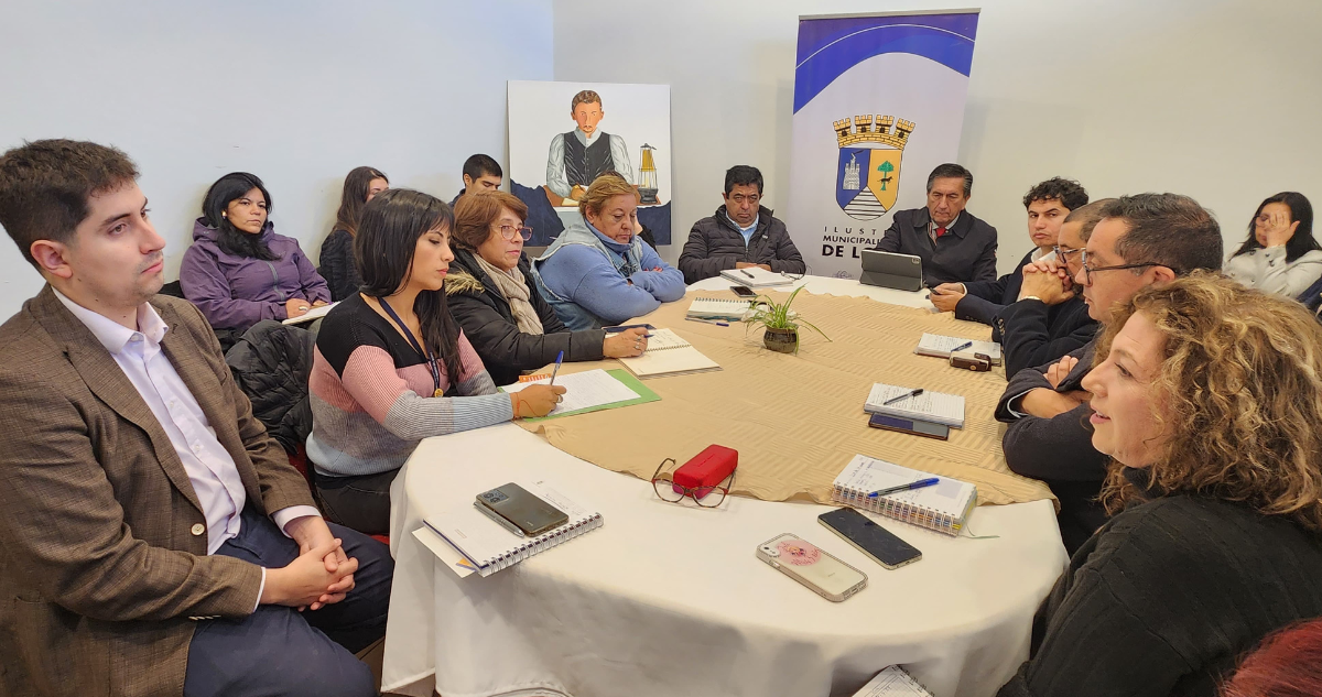 Autoridades reunidas por retorno a clases tras homicidio de estudiante en Lota