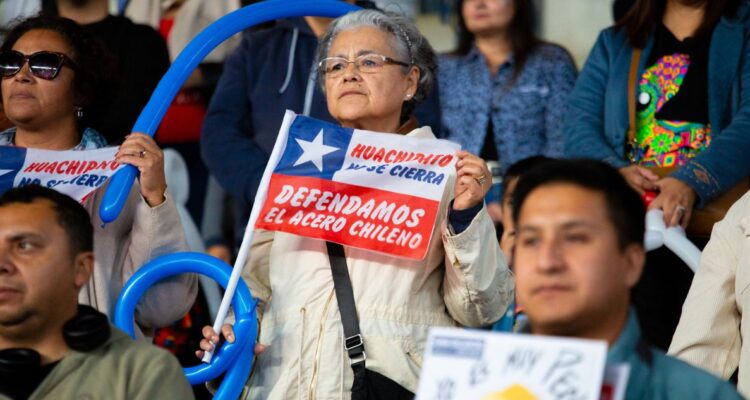 “Un poco de esperanza”: decenas de personas se reúnen en La Tortuga para manifestar apoyo a Huachipato