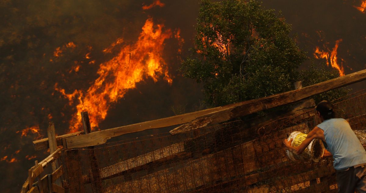 Alerta Roja por incendio forestal en Villarrica