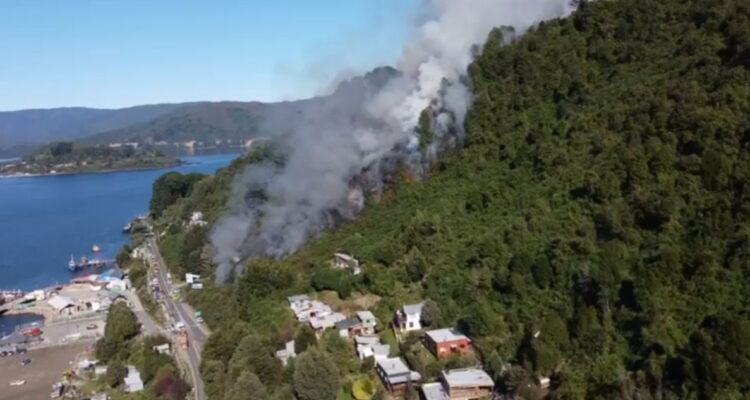 Solicitan órdenes de detención contra 2 personas acusadas de incendio forestal que afectó a Niebla