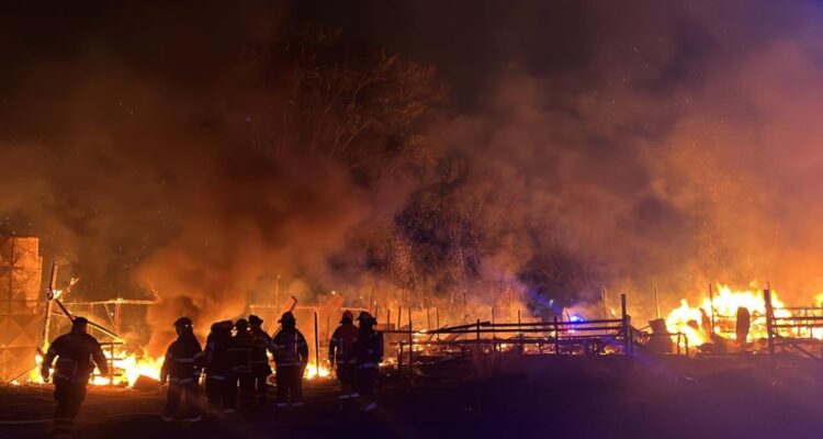 Incendio afecta a establos y club ecuestre en recinto de Socabio en Los Ángeles