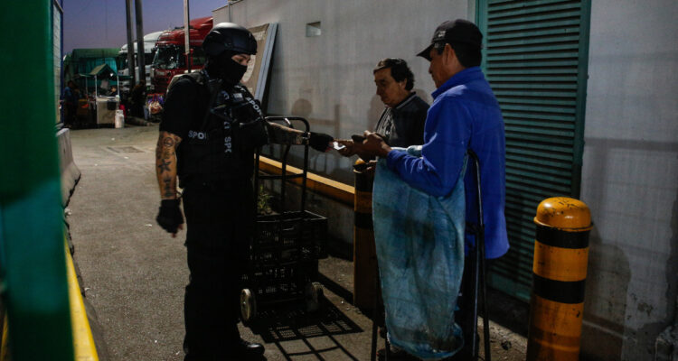 Lo Valledor rectifica polémica medida: se puede ingresar con documentación extranjera