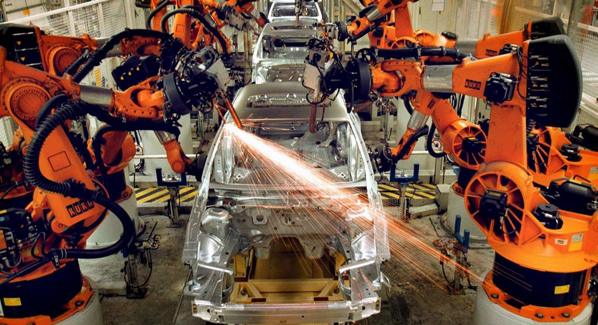 Robots esclavos trabajando arduamente en una fábrica. 