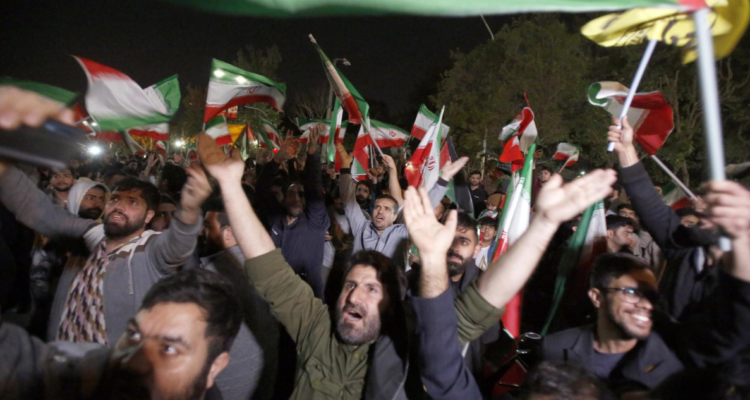 Ciudadanos de Irán celebran ataque contra Israel que tiene en alerta a EEUU