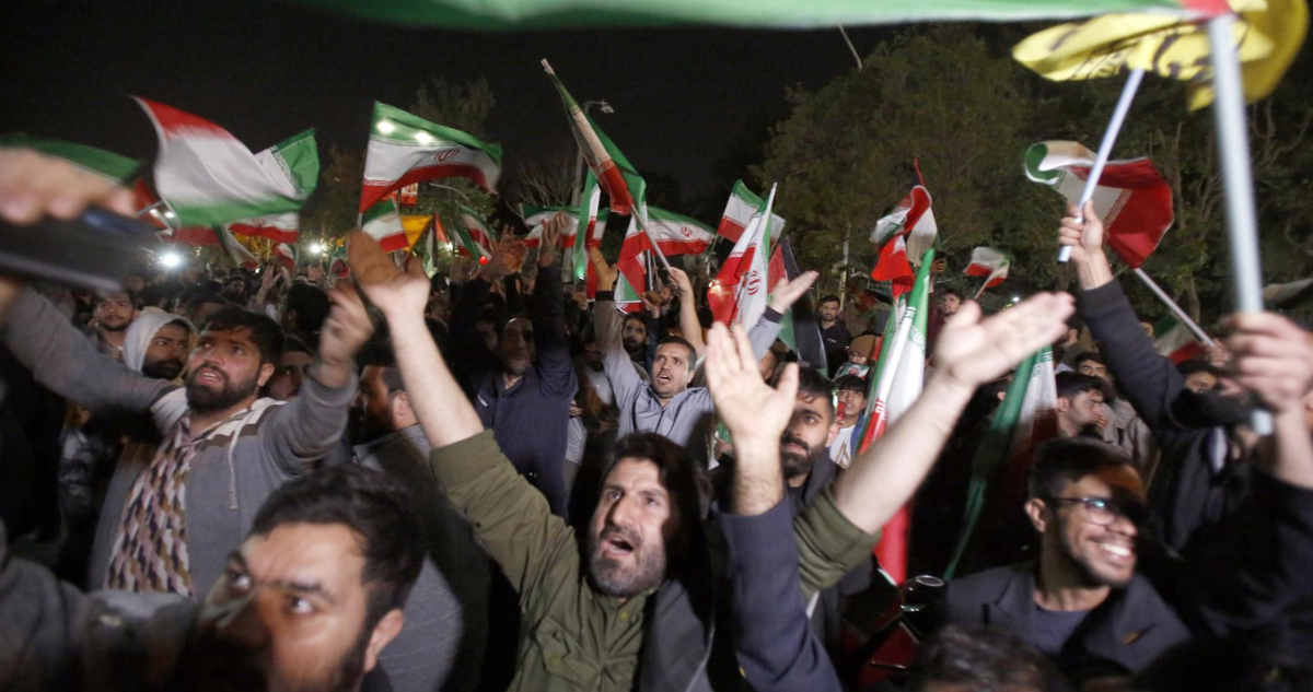 Ciudadanos de Irán celebran ataque contra Israel que tiene en alerta a EEUU