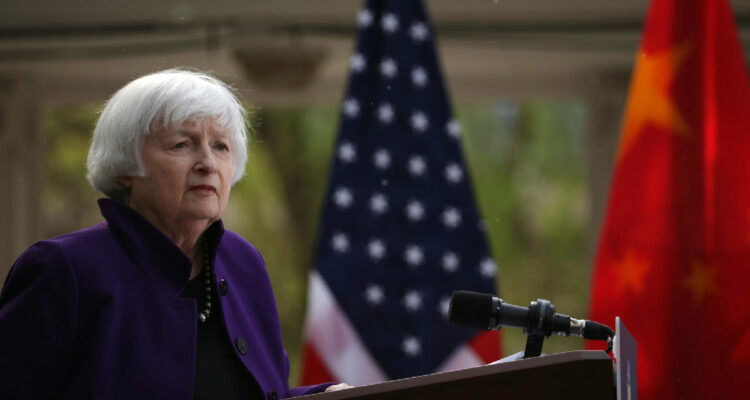 La Secretaria del Tesoro de Estados Unidos, Janet Yellen, asiste a una conferencia de prensa en Beijing, China, el 8 de abril de 2024.