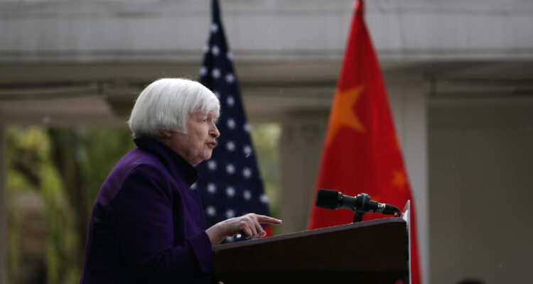La Secretaria del Tesoro de los Estados Unidos, Janet Yellen, habla durante una conferencia de prensa en Beijing, China, el 08 de abril de 2024. La Secretaria Yellen está en una visita de seis días a China.