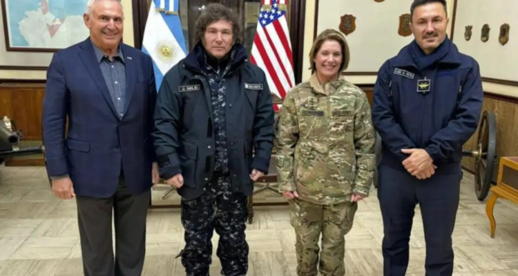 Javier Milei viajó a Tierra del Fuego y se reunió con la general estadounidense Laura Richardson. | Presidencia