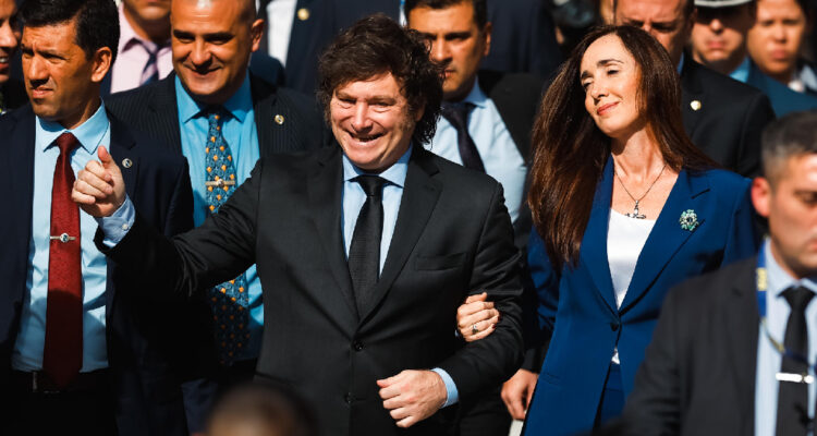 El presidente de Argentina, Javier Milei (i) acompañado de la vicepresidenta Victoria Villarruel, participan en un acto recordatorio del 42° aniversario de la guerra de Las Malvinas