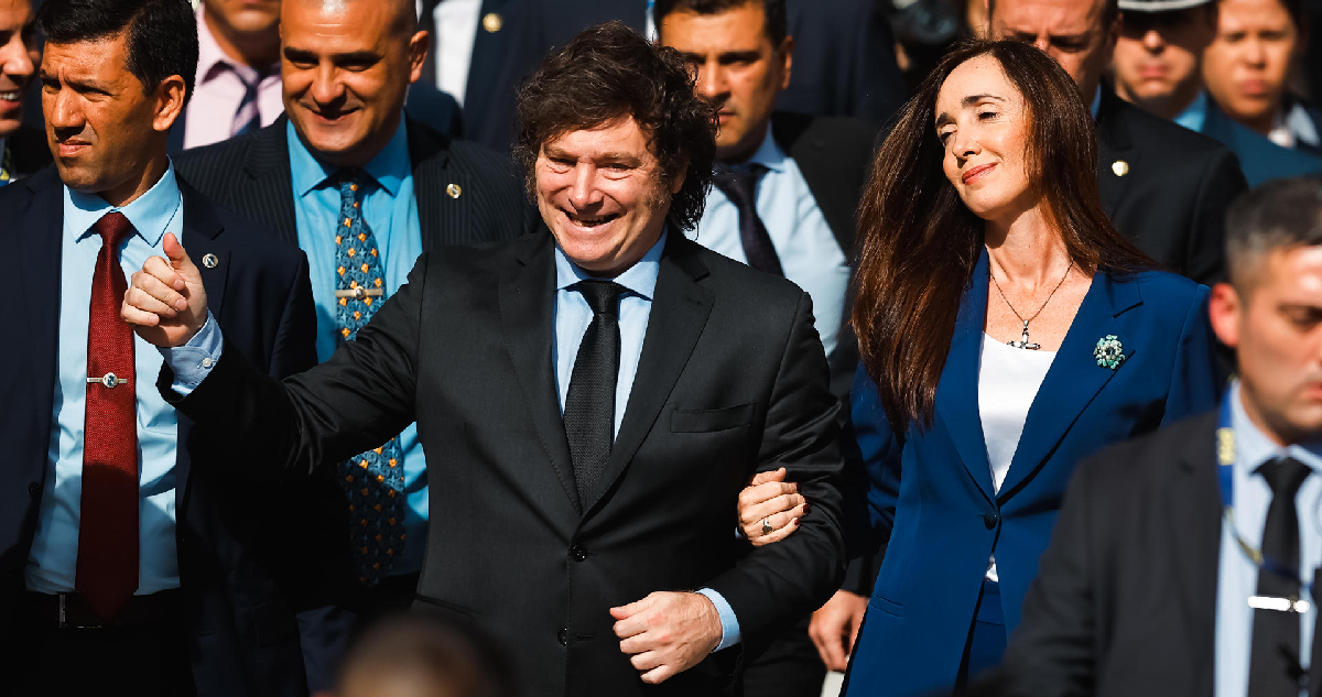 El presidente de Argentina, Javier Milei (i) acompañado de la vicepresidenta Victoria Villarruel, participan en un acto recordatorio del 42° aniversario de la guerra de Las Malvinas