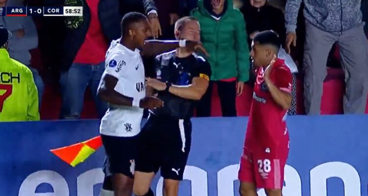 Brasileño Raúl Gustavo agredió a juez chileno en Copa Sudamericana.