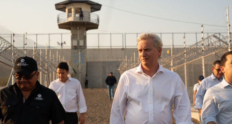 kast visita megacárcel de Bukele