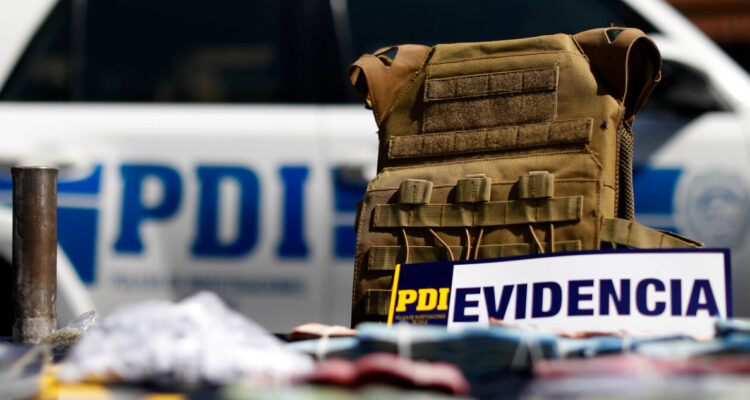 Operativo PDI en La Granja termina con 4 detenidos y la incautación de chalecos antibala y cascos