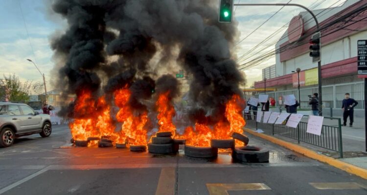 Vecinos de La Granja instalan barricadas para exigir solución habitacional