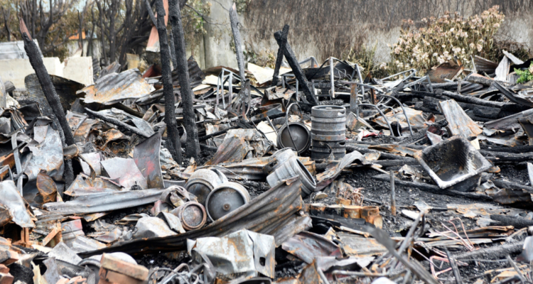 Escombros tras incendio en La Última Frontera