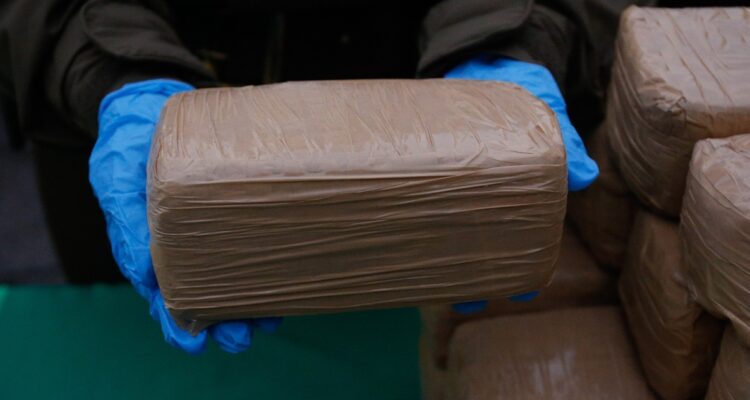 Colombiano imputado por tráfico: tenía en entretecho de casa 7 kilos de cocaína en Temuco