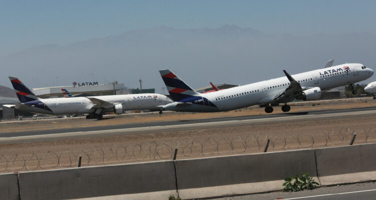 imagen de aviones de latam en el aeropuerto arturo merino benitez