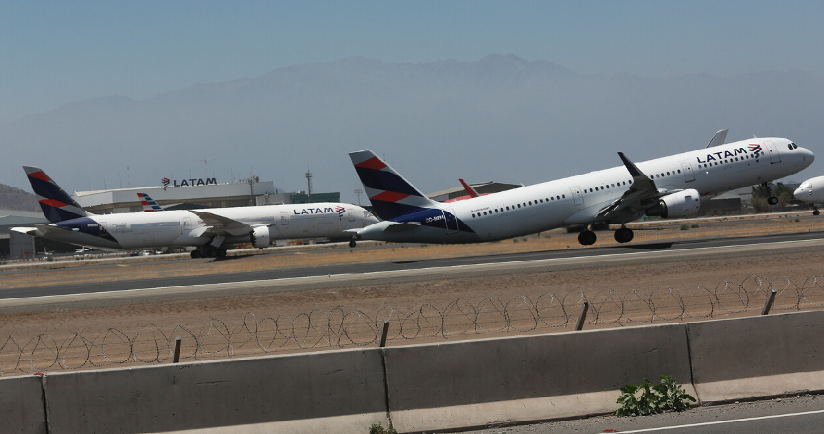 imagen de aviones de latam en el aeropuerto arturo merino benitez