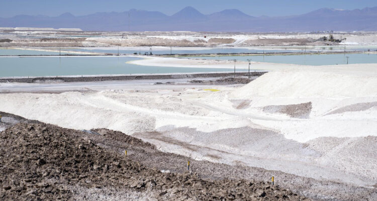 Fotografía de archivo de octubre de 2022 de una piscina de salmuera para la producción de litio en la planta de la Sociedad Química y Minera de Chile (SQM), en el Salar de Atacama, Antofagasta (Chile)