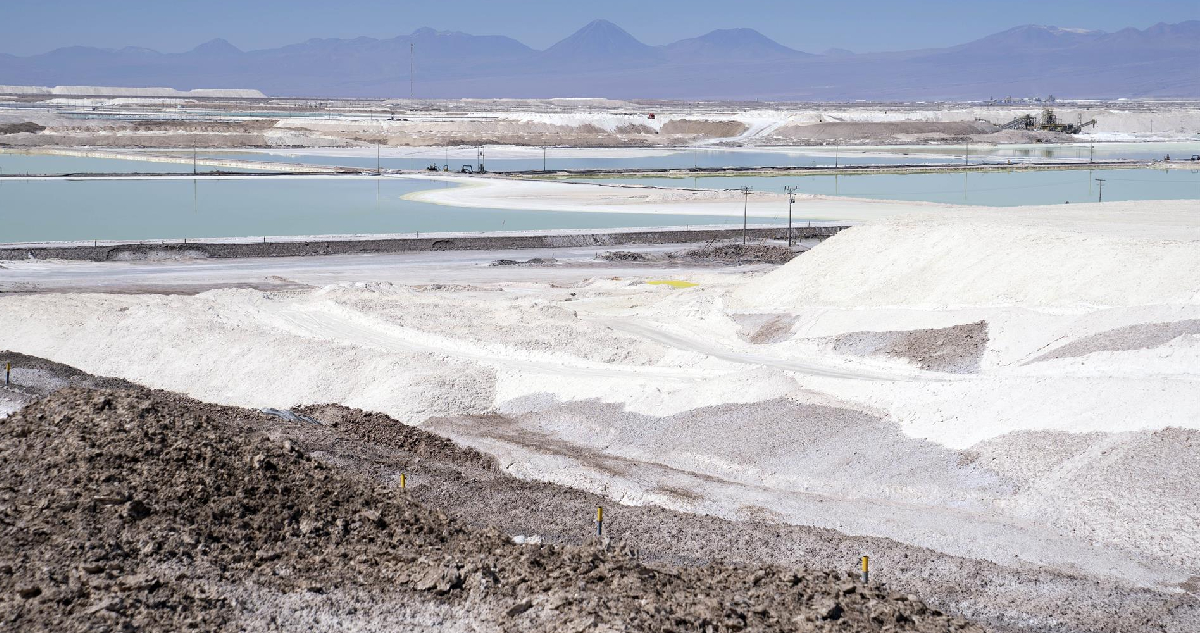 Fotografía de archivo de octubre de 2022 de una piscina de salmuera para la producción de litio en la planta de la Sociedad Química y Minera de Chile (SQM), en el Salar de Atacama, Antofagasta (Chile)