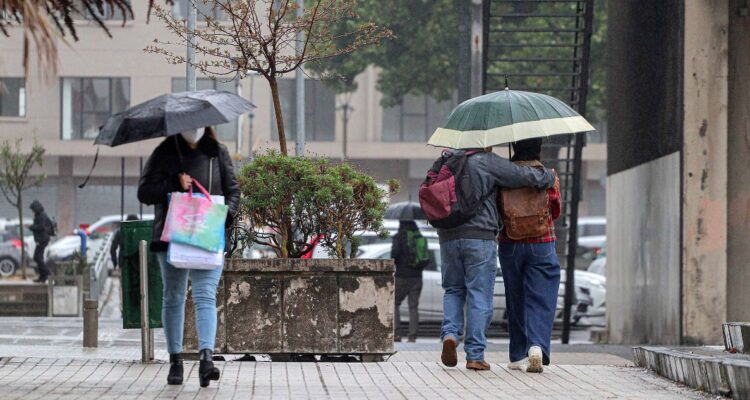 A sacar el paraguas: pronostican lluvias en 8 regiones y vientos de hasta los 80 km/h para esta semana