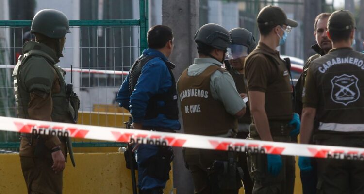 Chilena, con antecedentes penales y situación de calle: lo que se sabe de la pistolera en Lo Valledor
