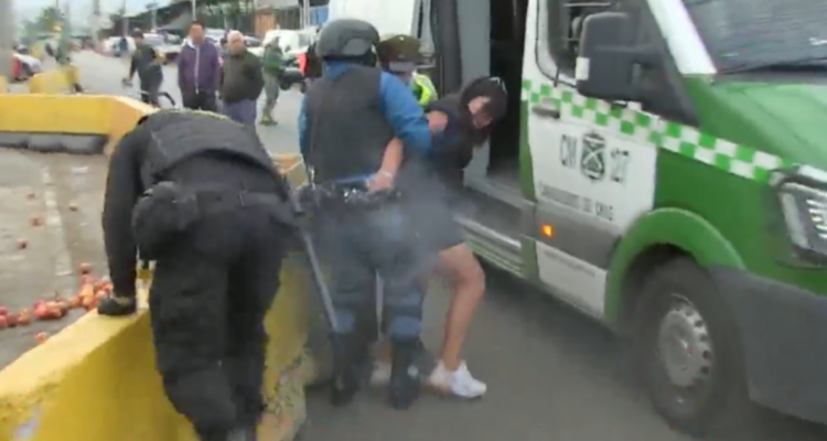 CHV confirma un camarógrafo herido a bala en Lo Valledor luego que mujer le quitara arma a guardia