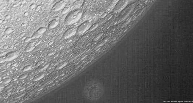 Recientemente los satélites chinos, Queqiao-2 y los mini satélites Tiandu-1 y 2 compartieron una imagen de la superficie de la luna con la Tierra de fondo, pues están evaluando tecnologías de navegación y comunicación lunar.