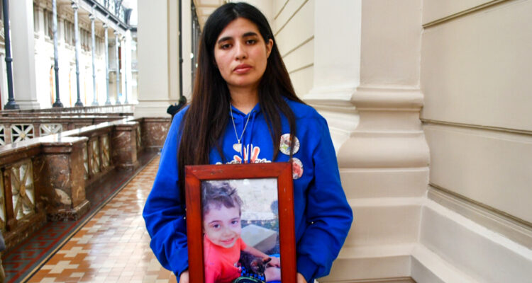 Madre de Tomás Bravo hizo grave acusación contra abogado: “Mostró fotos de mi hijo fallecido a médium”