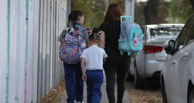 imagen contexto de una madre llevando a sus hijas al colegio