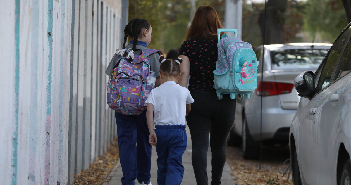 imagen contexto de una madre llevando a sus hijas al colegio