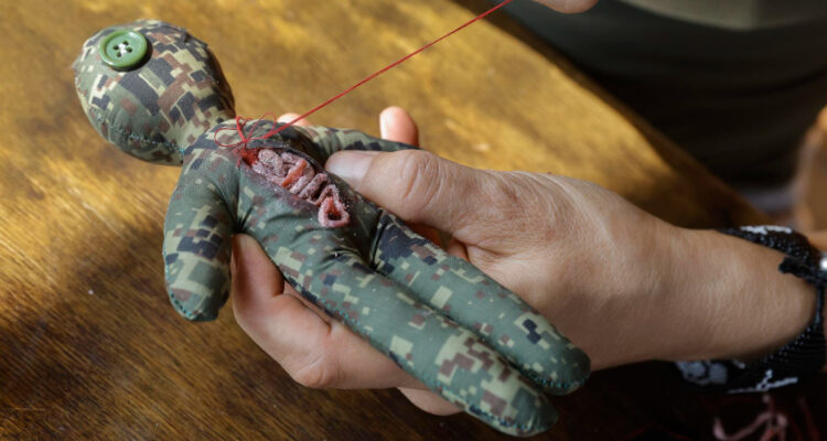 Intentó apuñalarla: Joven denuncia acoso de vecino que la acusa de hacerle magia negra en Quillota