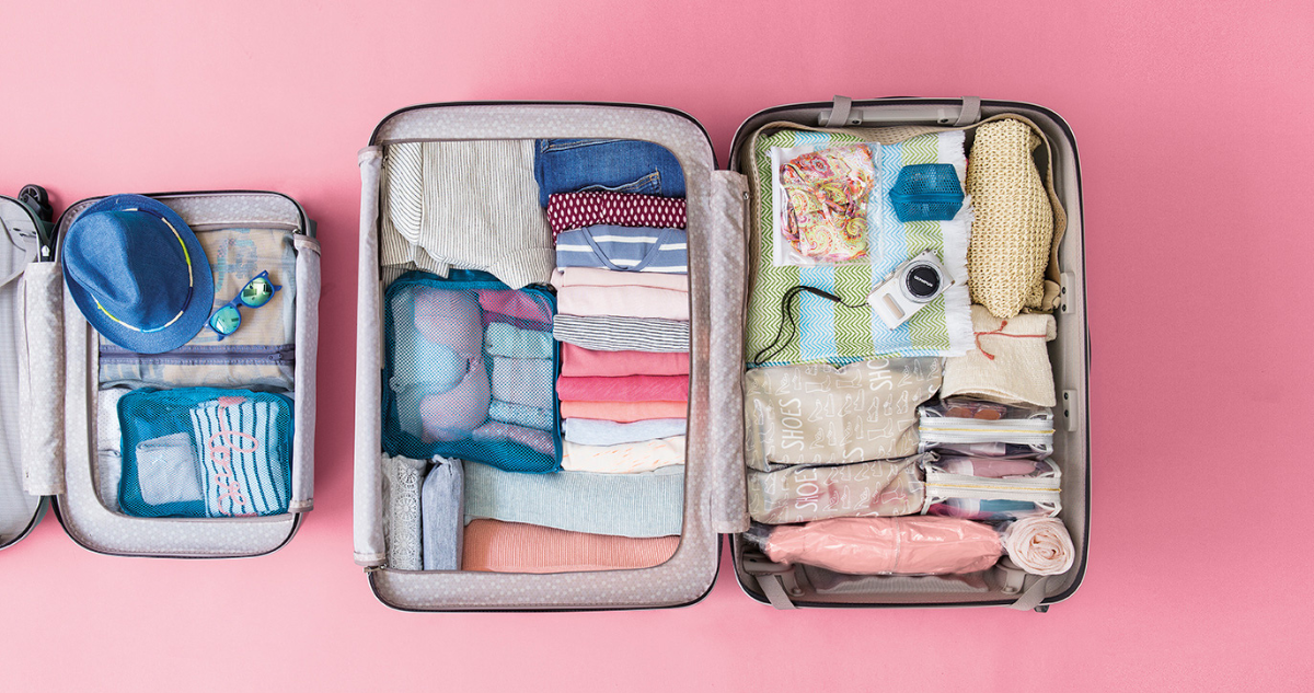 A la hora de viajar es importante ordenar correctamente la ropa y accesorios en un bolso de manos o maleta para ahorrar espacio.