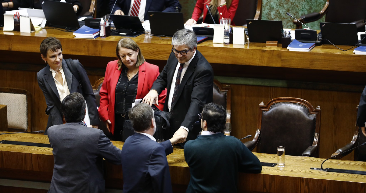 Ministro de Hacienda, Mario Marcel, en la testera de la Cámara de Diputados luego de la votación del proyecto de cumplimiento tributario