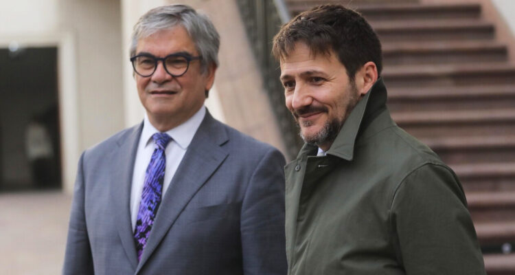 El ministro de Hacienda Mario Marcel, llega al Palacio de La Moneda, para reunirse con el presidente, previo a la presentación del Plan de Acción de Hidrógeno Verde 2023-2030. En la imagen, Mario Marcel, Ministro de Hacienda, y Diego Pardow, Ministro de Energía.