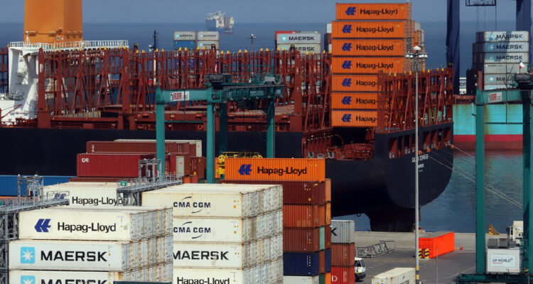 Actividad portuaria patio de contenedores en terminal portuario DP World del Puerto de San Antonio .