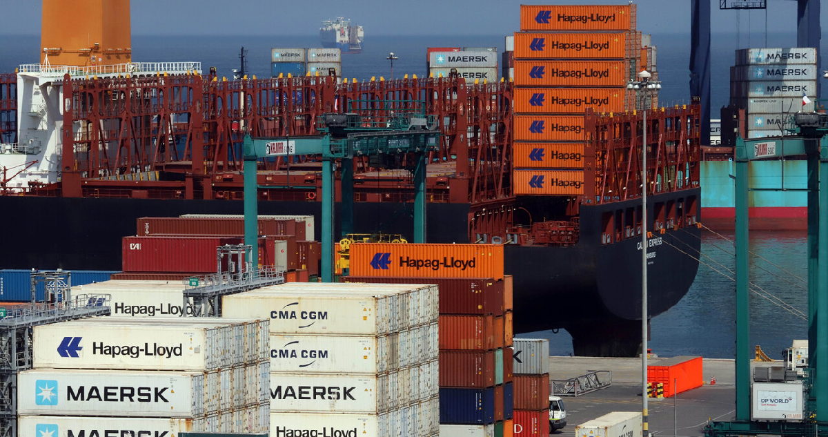 Actividad portuaria patio de contenedores en terminal portuario DP World del Puerto de San Antonio .