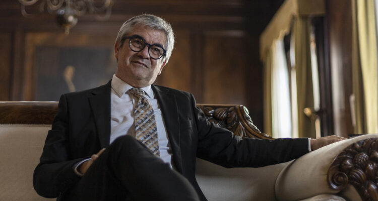 El ministro de hacienda de Chile, Mario Marcel, habla durante una entrevista con EFE el 2 de abril de 2024 en Santiago