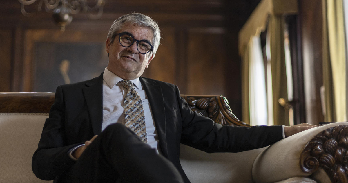 El ministro de hacienda de Chile, Mario Marcel, habla durante una entrevista con EFE el 2 de abril de 2024 en Santiago
