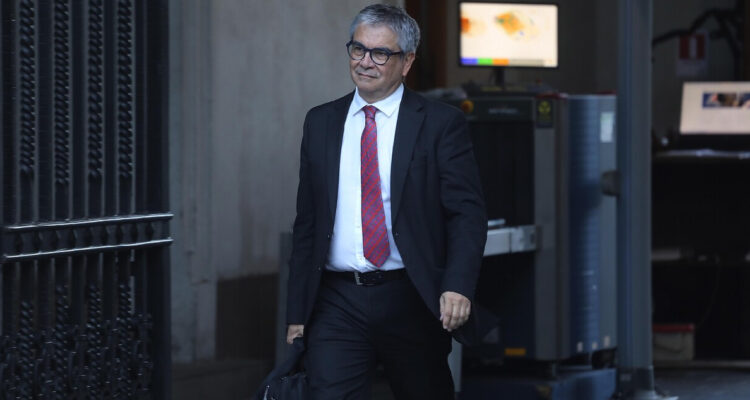 Fotografía de archivo del ministro de Hacienda, Mario Marcel, llegando a la moneda