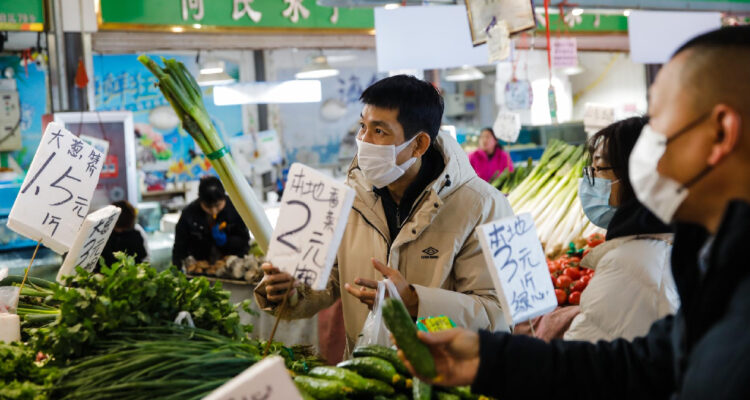 personas comprando en un mercado de Beijing, 19 de marzo de 2023