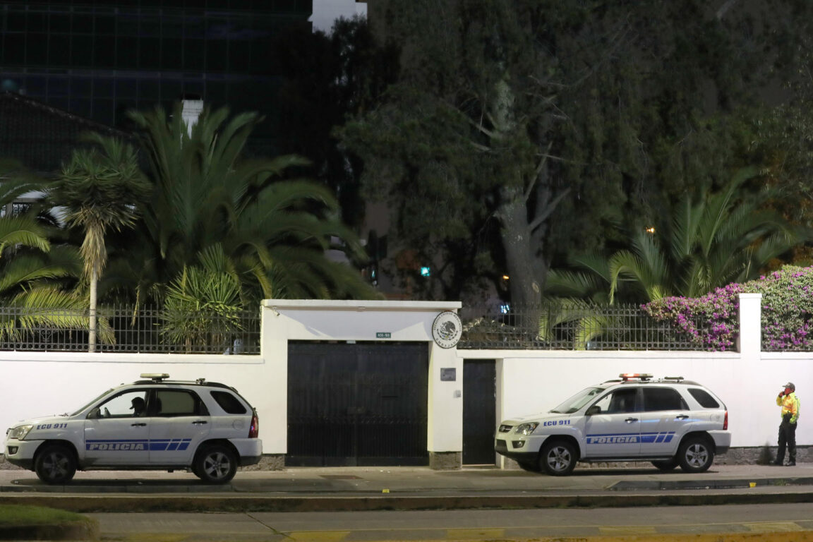 Policías y militares a las afueras de la Embajada de México en Quito 