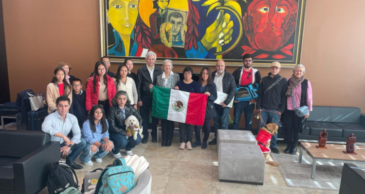 Diplomáticos de México abandonando Ecuador