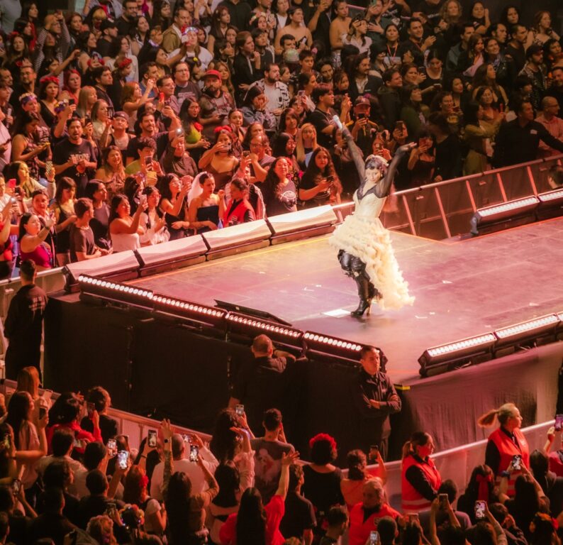 La desbordante noche de Mon Laferte en Chile: desfiló con su madre, lloró, e hizo del Arena un coro