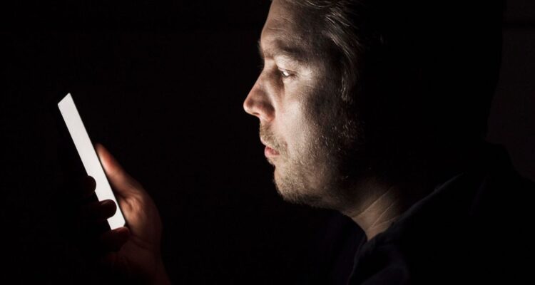 Qué sucede con la cuenta o perfil cuando muere o se da la muerte de un usuario de redes sociales en Facebook, Twitter, Instagram y otros.