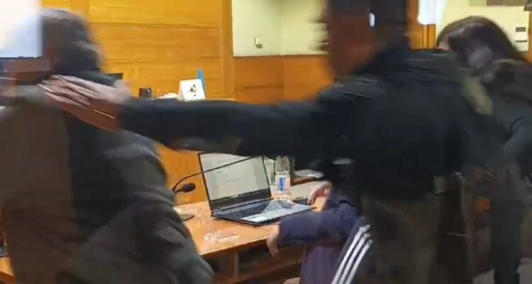 Mujer intenta agredir a acusado de abusar sexualmente a niños en colegio de Temuco