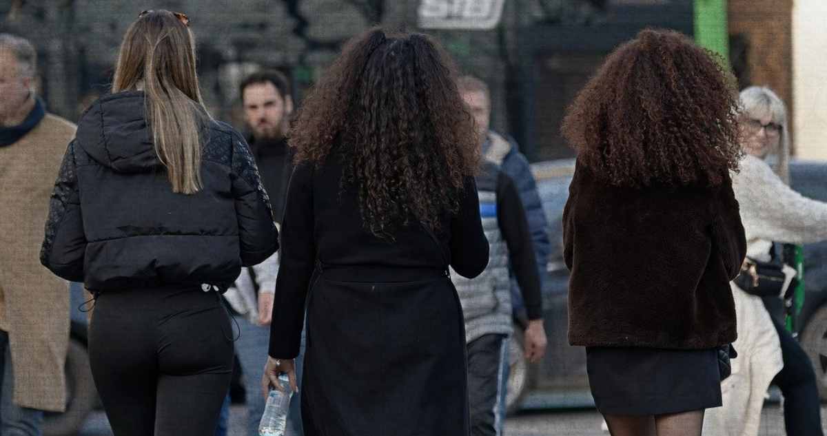 Estudio demográfico determinó que las mujeres migrantes trabajan más que chilenas, pero ganan menos