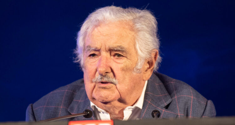Mujica asegura que en Venezuela “parece que juegan a la democracia, pero no juegan”