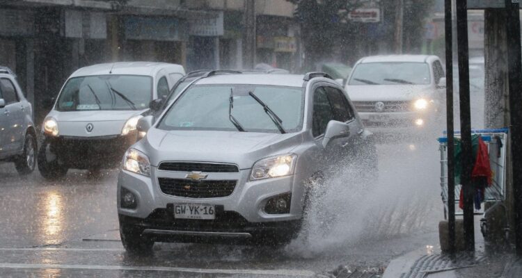 Multas de hasta $65 mil: la infracción a la que se arriesgan los automovilistas por mojar a peatones