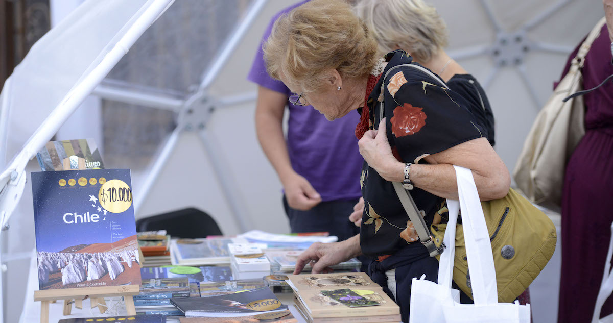 mujer en feria libro municipalidad de vitacura